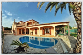 VILLA SPACIEUSE, CLIMATISATION, PISCINE, JARDIN PAYSAGE, PROCHE MER